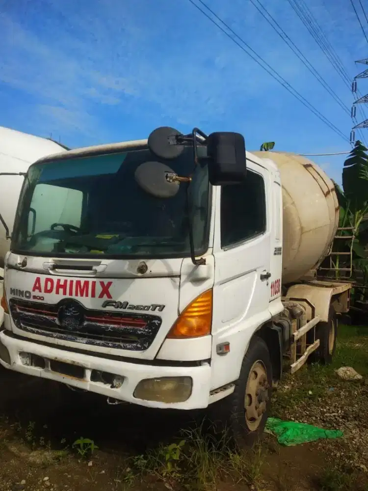 Truck mixer Hino lohan tahun 2014