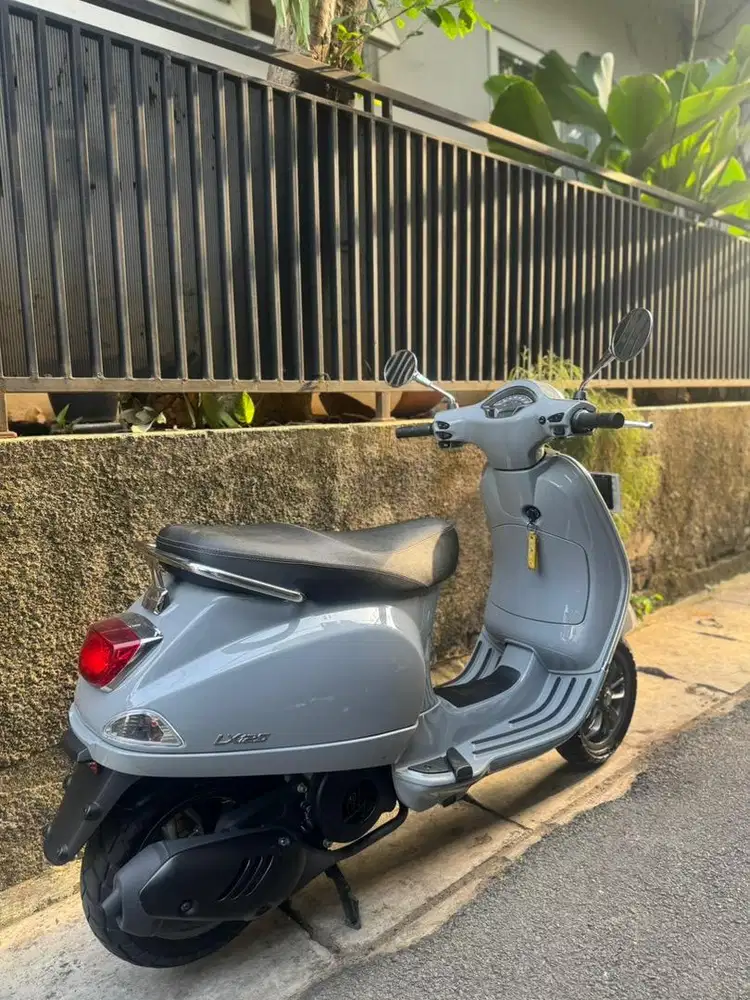 Vespa LX 125 2023 - Abu-Abu, Low KM!