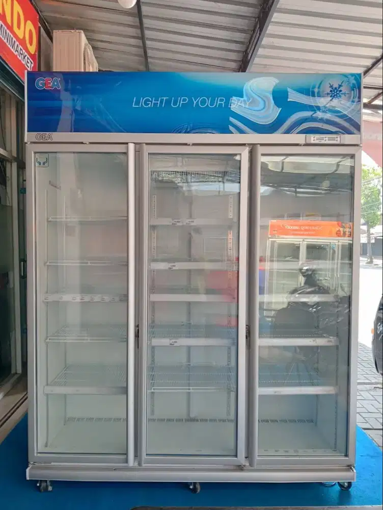 Showcase 3 pintu chiller pendingin minuman minimarket merk GEA 1500L