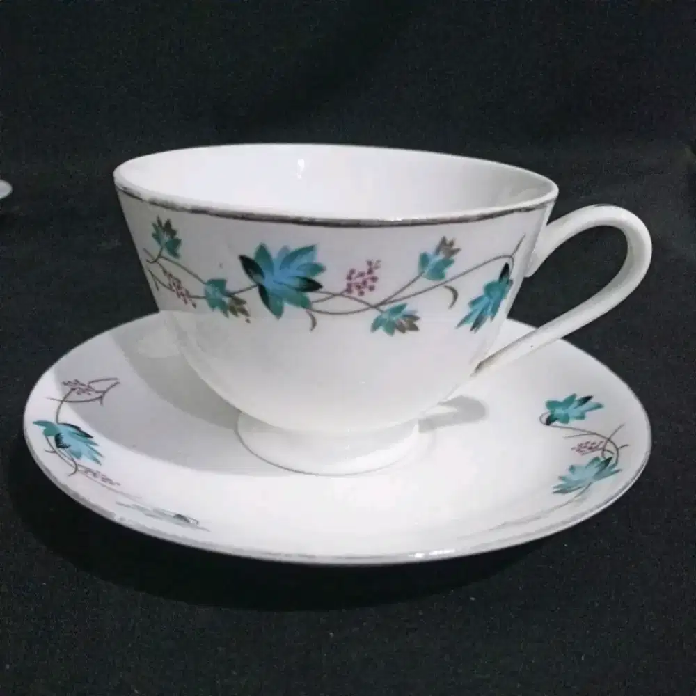 Cangkir teh lawas motif bunga biru (1)