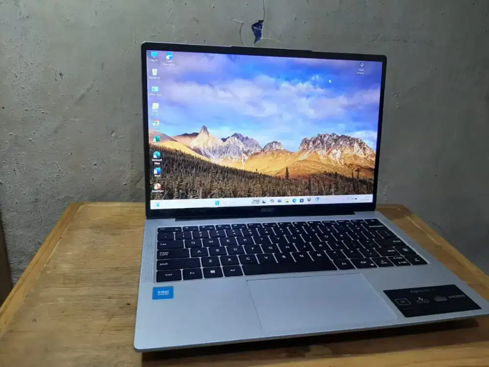 Laptop acer aspire lite 14N100 liek new
