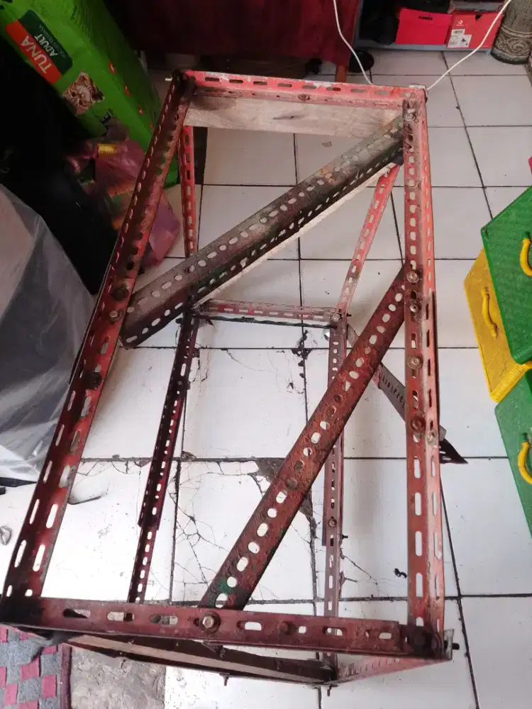 Meja besi rakitan