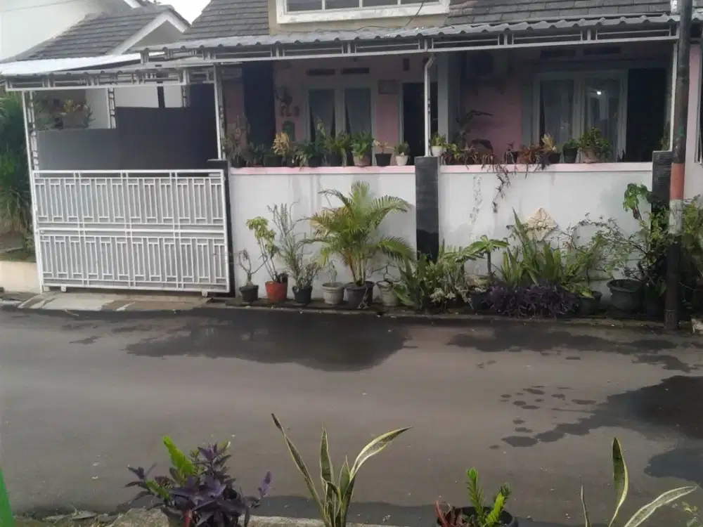 DISEWAKAN rmh DEPAN TAMAN,KT 3/KM 1,listrik 2200 watt
