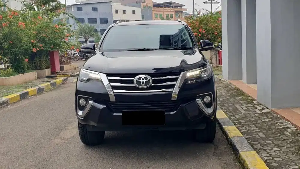 Toyota Fortuner 2.4 VRZ Diesel AT 2017 Hitam low km