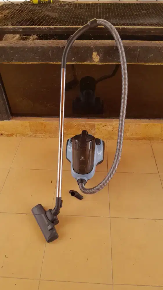 ELECTROLUX EC31-2BB VACUUM CLEANER 1800 watt