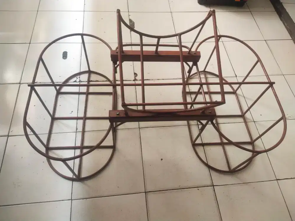 Tempat galon motor
