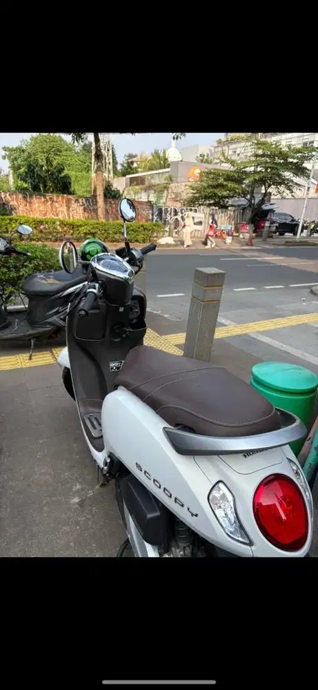 Motor scoopy putih