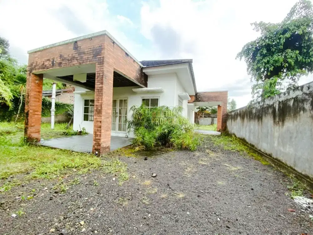RUMAH TUA TANAH LUAS COCOK UNTUK KOST DI JOMBOR SLEMAN SHM