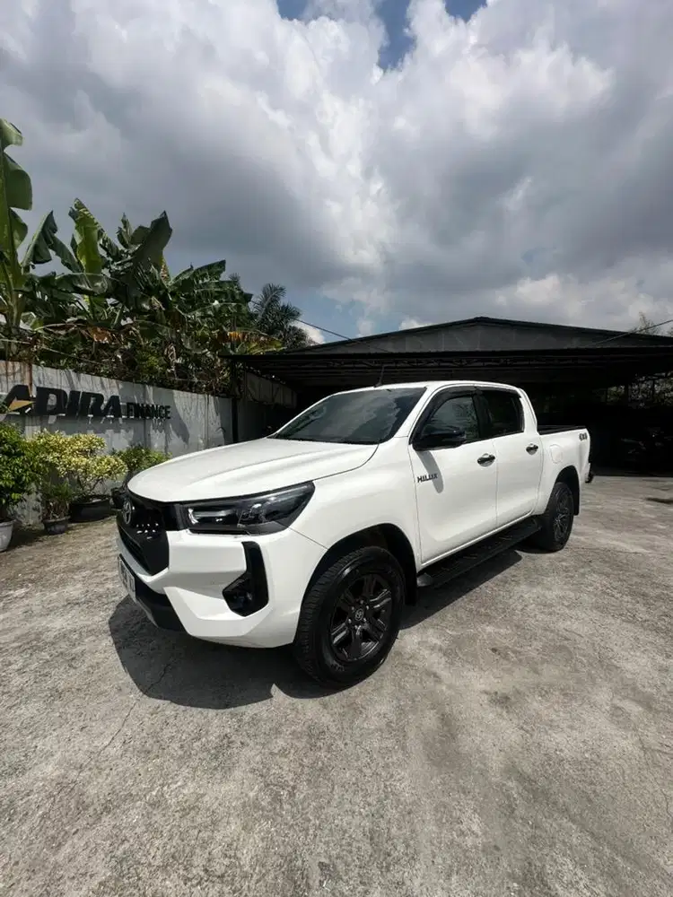 HILUX V 4X4 2025 AUTOMATIC Km 12 Ribu Unit Seken Rasa Baru