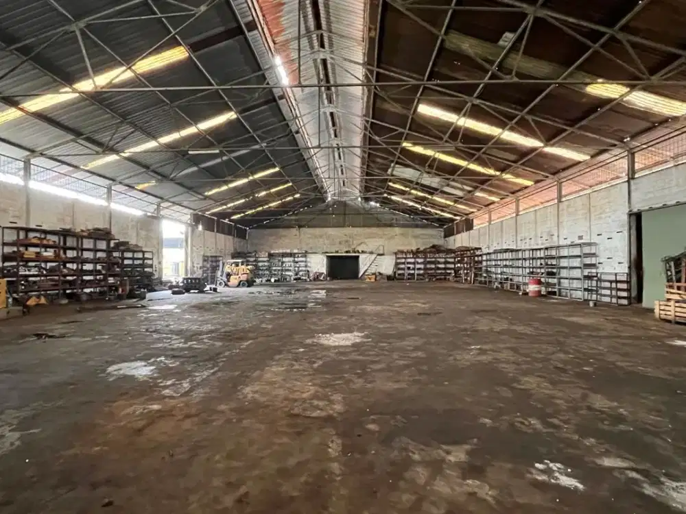 Dijual Cepat Gudang dan Tanah di Kapuk Kayu Besar. Hadap Jalan Raya. Bebas Banjir