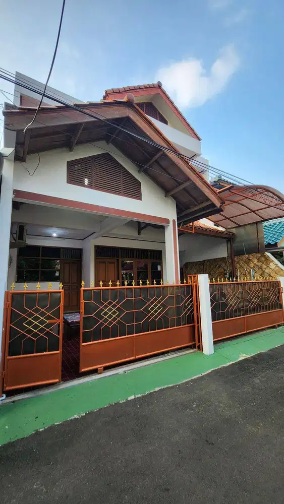 RUMAH ASRI TIGA LANTAI DI PONDOK KELAPA