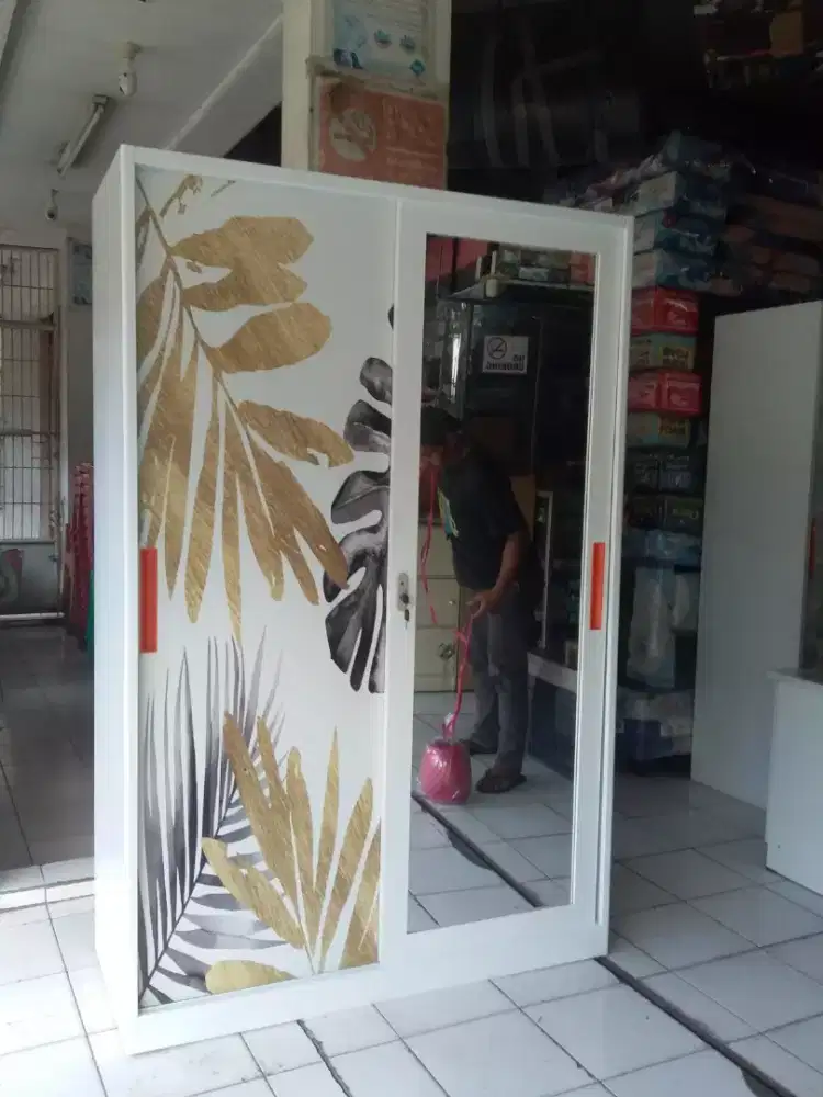 Lemari pakaian besi 3 pintu