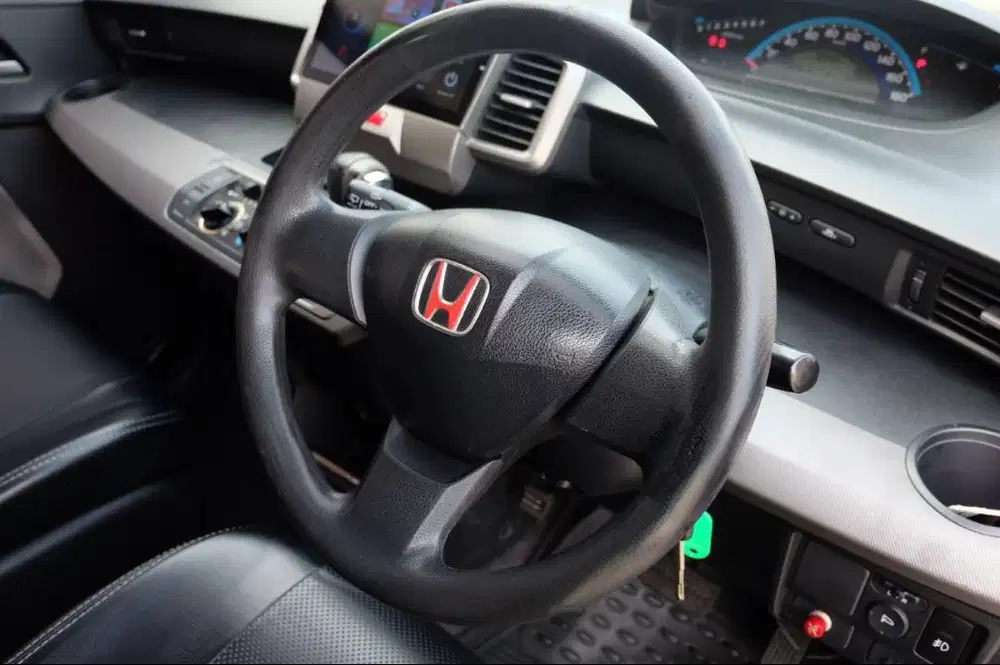 [LOW KM] Dp Minim Honda Freed SD 2009 Promo !