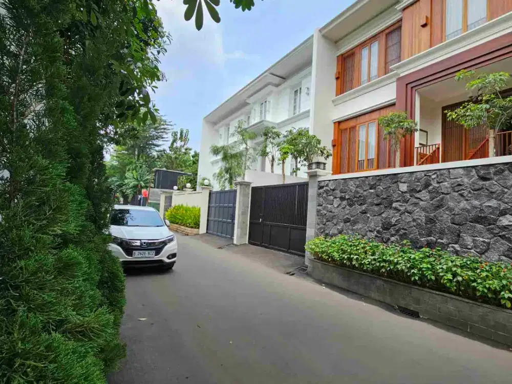Rumah siap huni di jantung Kemang, nikmati kedekatan dengan semua fasilitas kota, namun tetap dapatkan privasi dan ketenangan di lingkungan perumahan eksklusif.