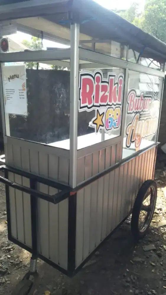 Etalase jualan bekas bubur ayam