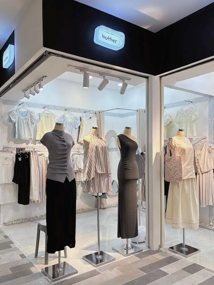 STAFF KARYAWATI TOKO BAJU / AKSESORIS DI ITC MANGGA DUA