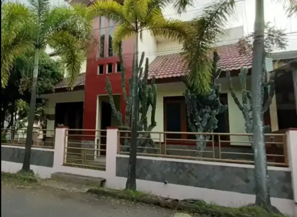 Rumah besar strategis bisa kantor di komplek Antapani Bandung