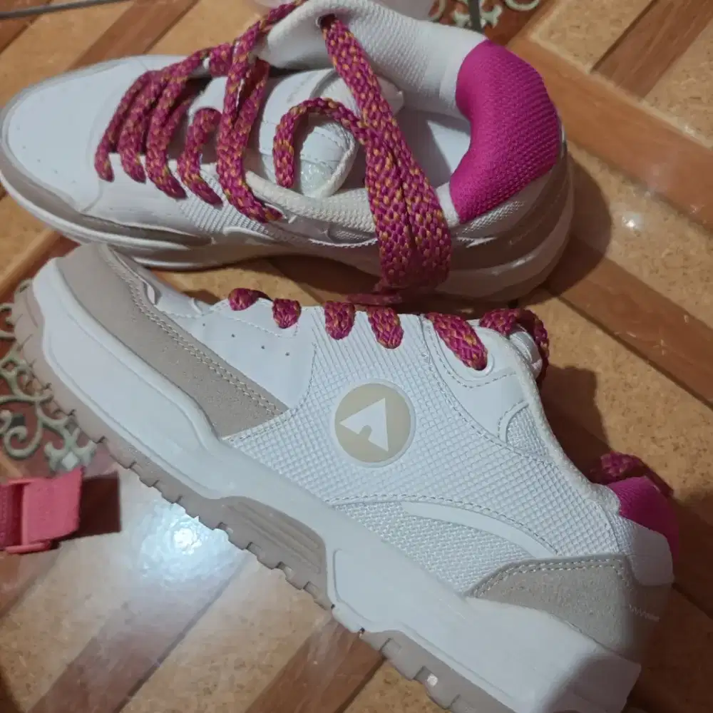 AIRWALK SIZE 38 Baru pemakaian sekali