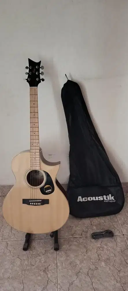 Gitar Akustik second Cort + Tas & Stand (Kondisi Mulus)