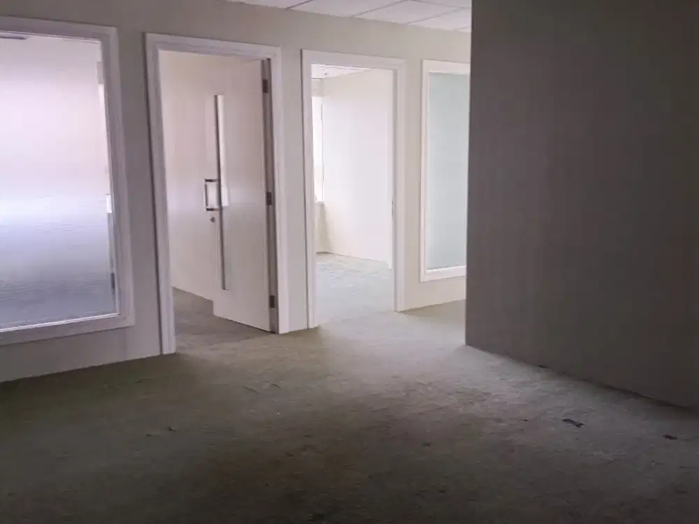 SEWA KANTOR DI JAKARTA PUSAT THAMRIN 99M2 PARTISI 150K NEGO