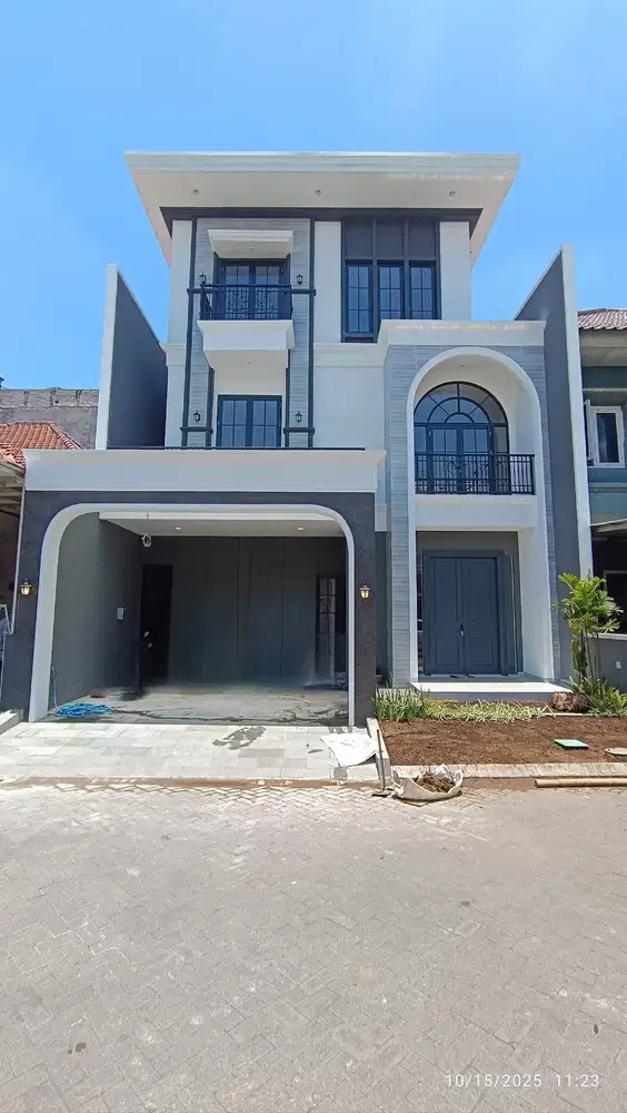 Rumah 3lantai American Style di Citraland lokasi depan