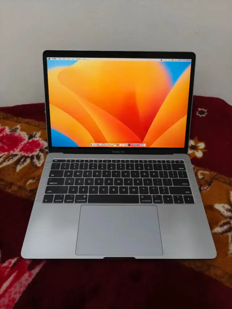 Macbook pro 13 inch 2017 i5 16gb/512gb