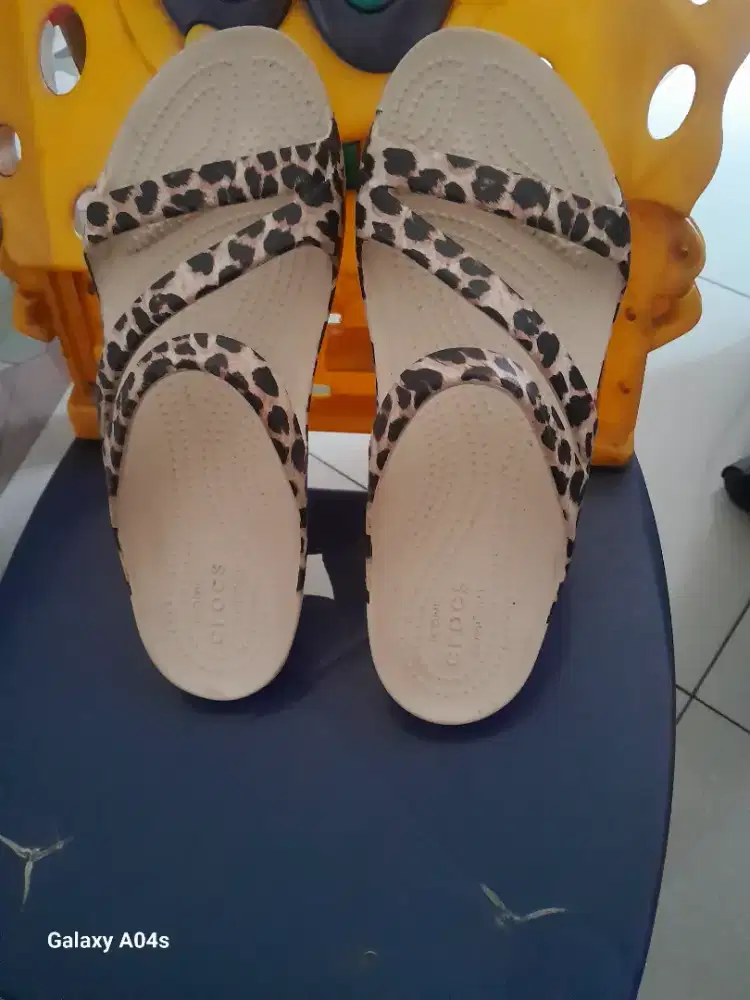 Jual sandal wanita merek crocs ori