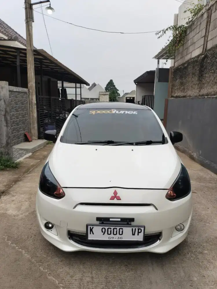 Mirage. Mitsubishi. Putih