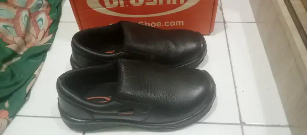 Sepatu safety merk dr.osha size 7/41