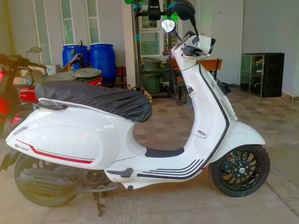 Vespa Sprint tahun 2024 warna putih