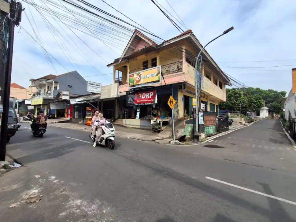Peluang Investasi.! Rumah kos produktif + Kios di lokasi strategis