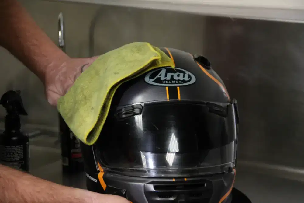 Pegawai Usaha Cuci Helm