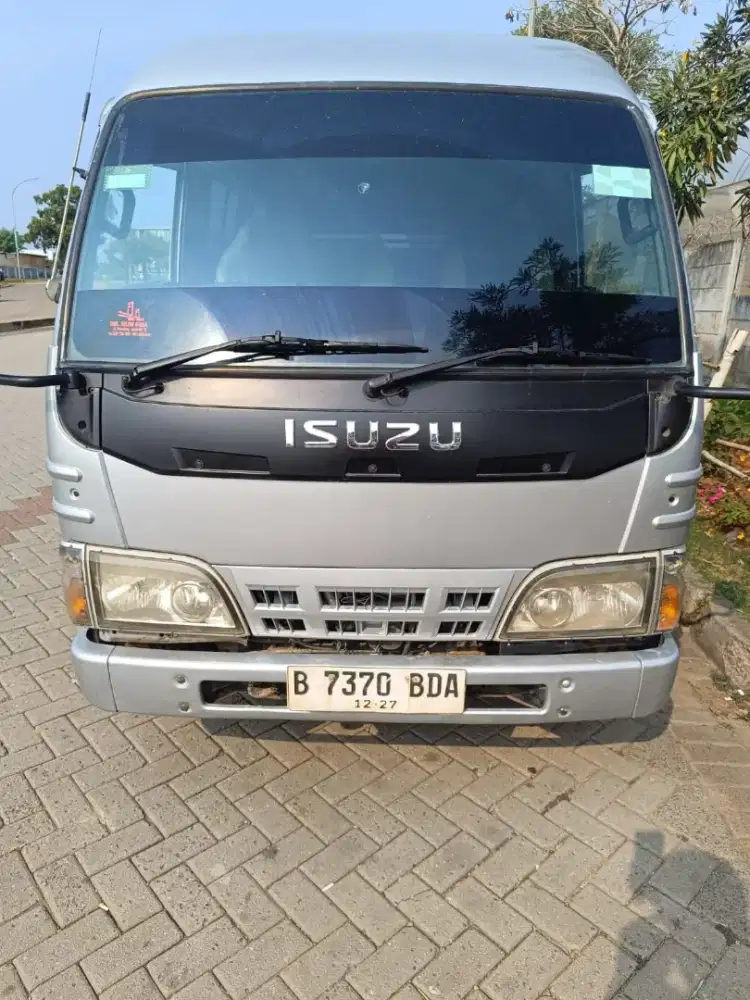 Isuzu elf minibus