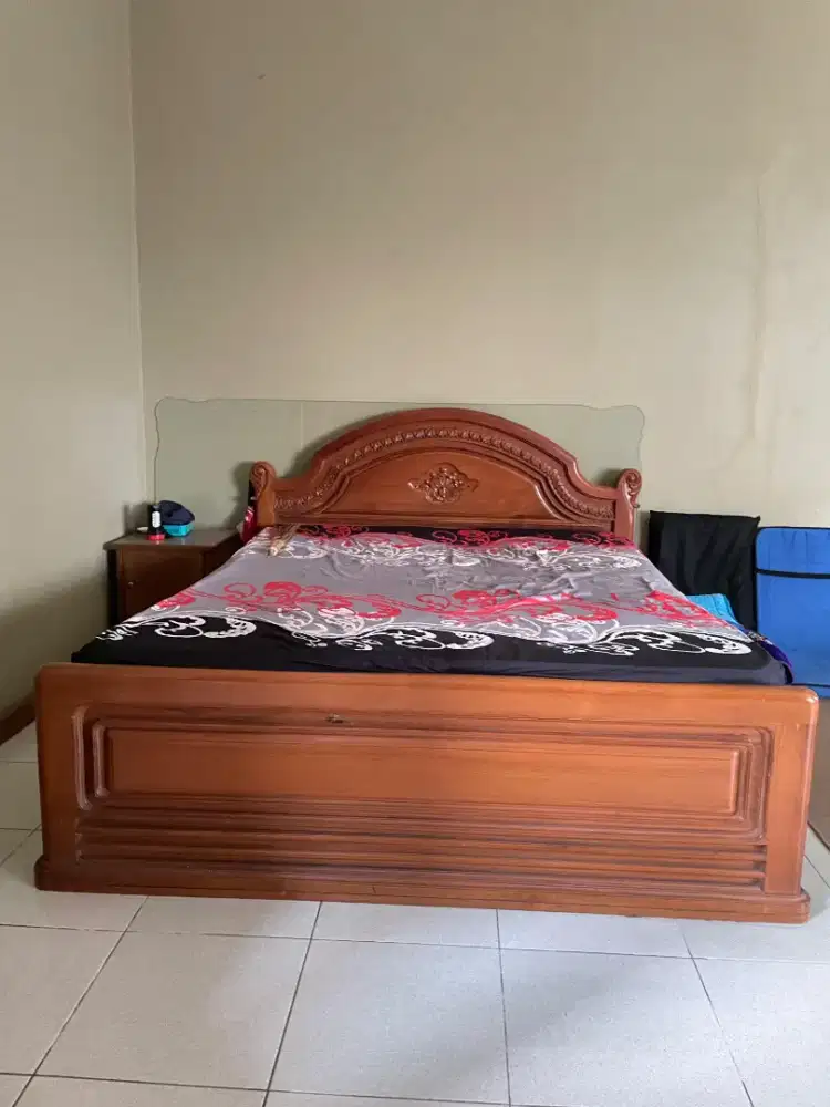 Tempat tidur jati