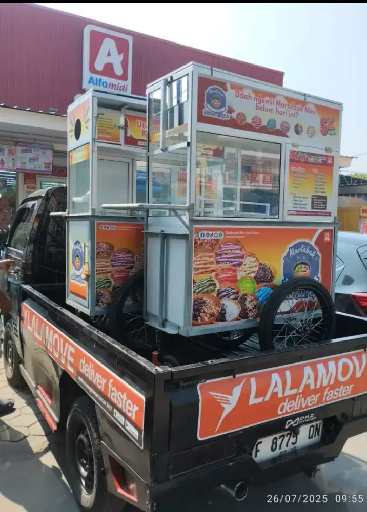 Jualan keliling Martabak Mini Dengan Gerobak Dorong