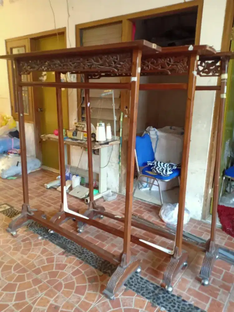 Gawang baju kayu ukir