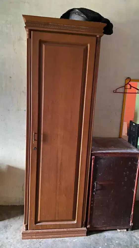 Lemari kayu satu pintu