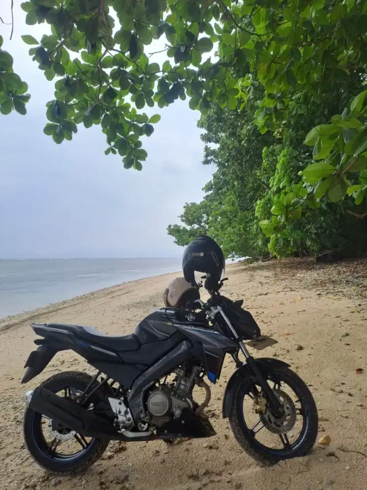 Motor vixion sport warna hitam
