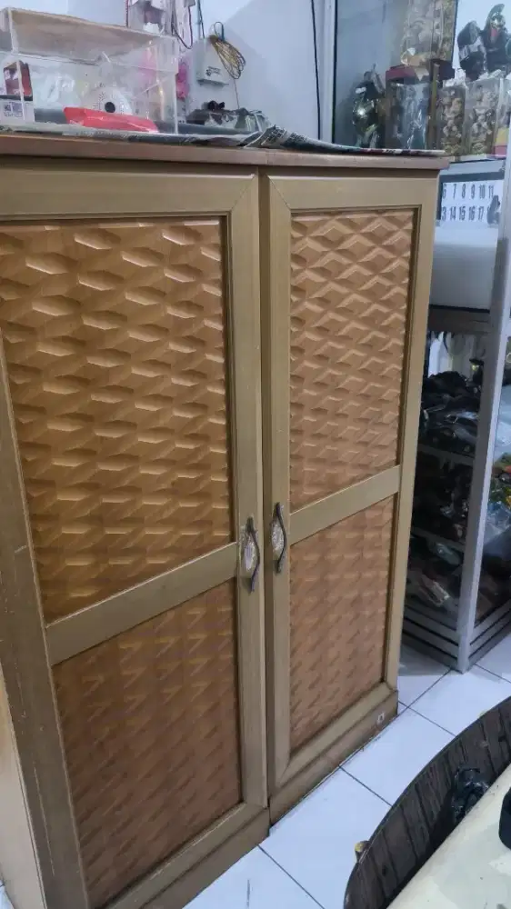 Lemari sepatu bekas