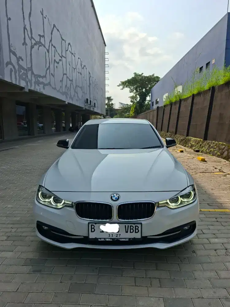 BMW 320i Lci  type SPORT 2017 Warna Putih