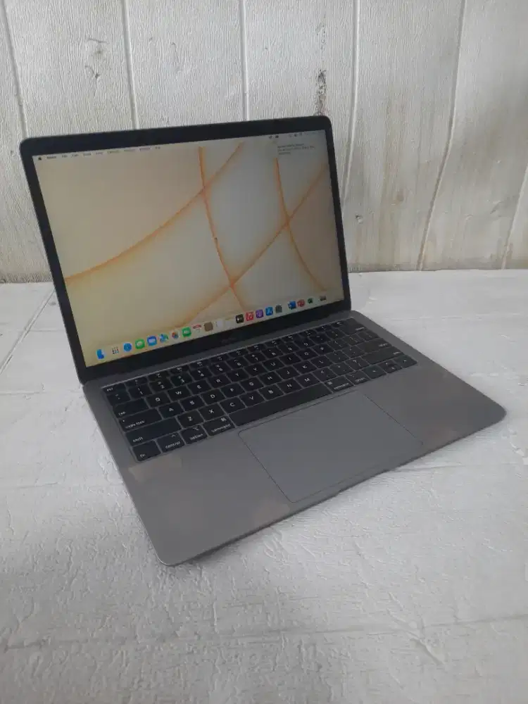 MacBook Air Retina 2018 Bisa Tukar Tambah
I5 ram 8gb ssd 128gb 13inch