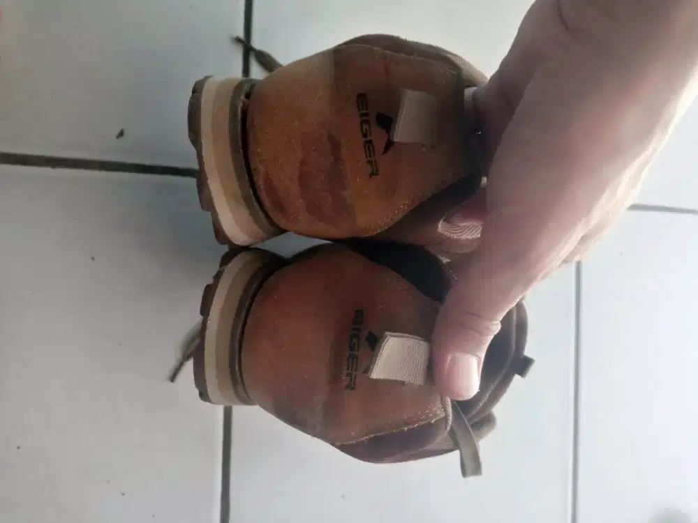 Sepatu eiger original
