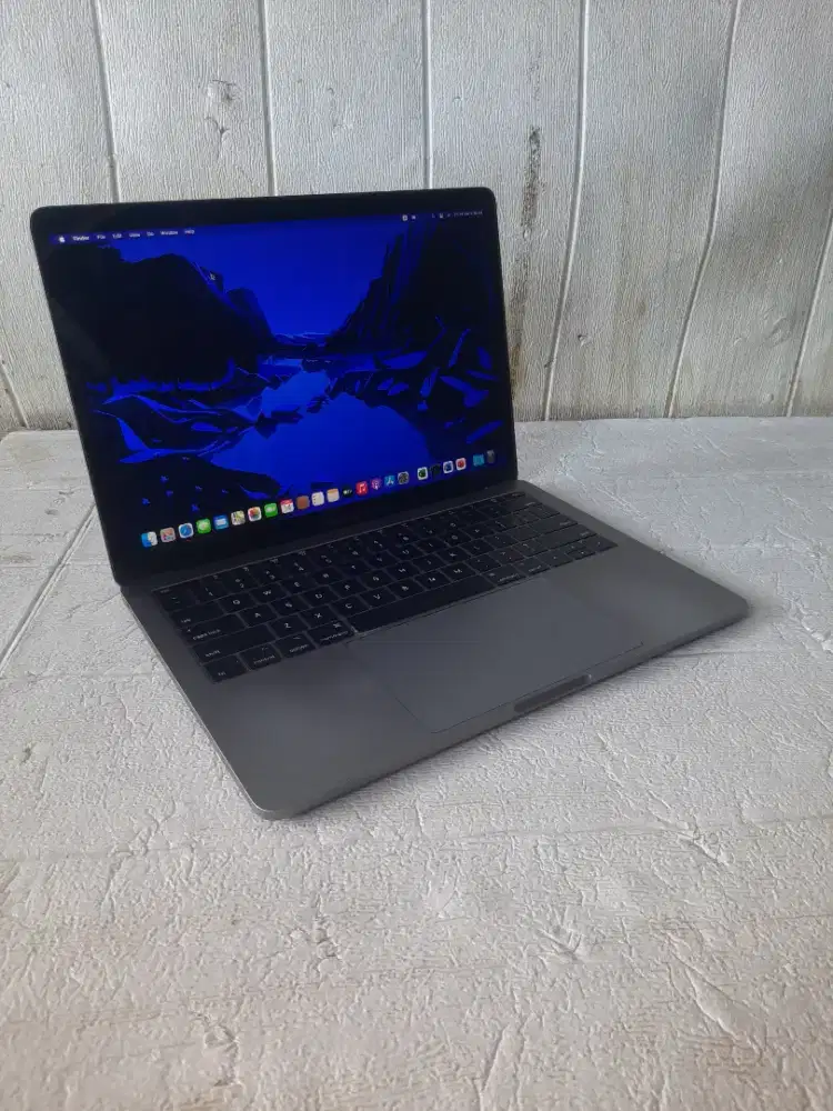 MacBook Pro Retina 2017  i7-Ram 16gb ssd 500GB 13in