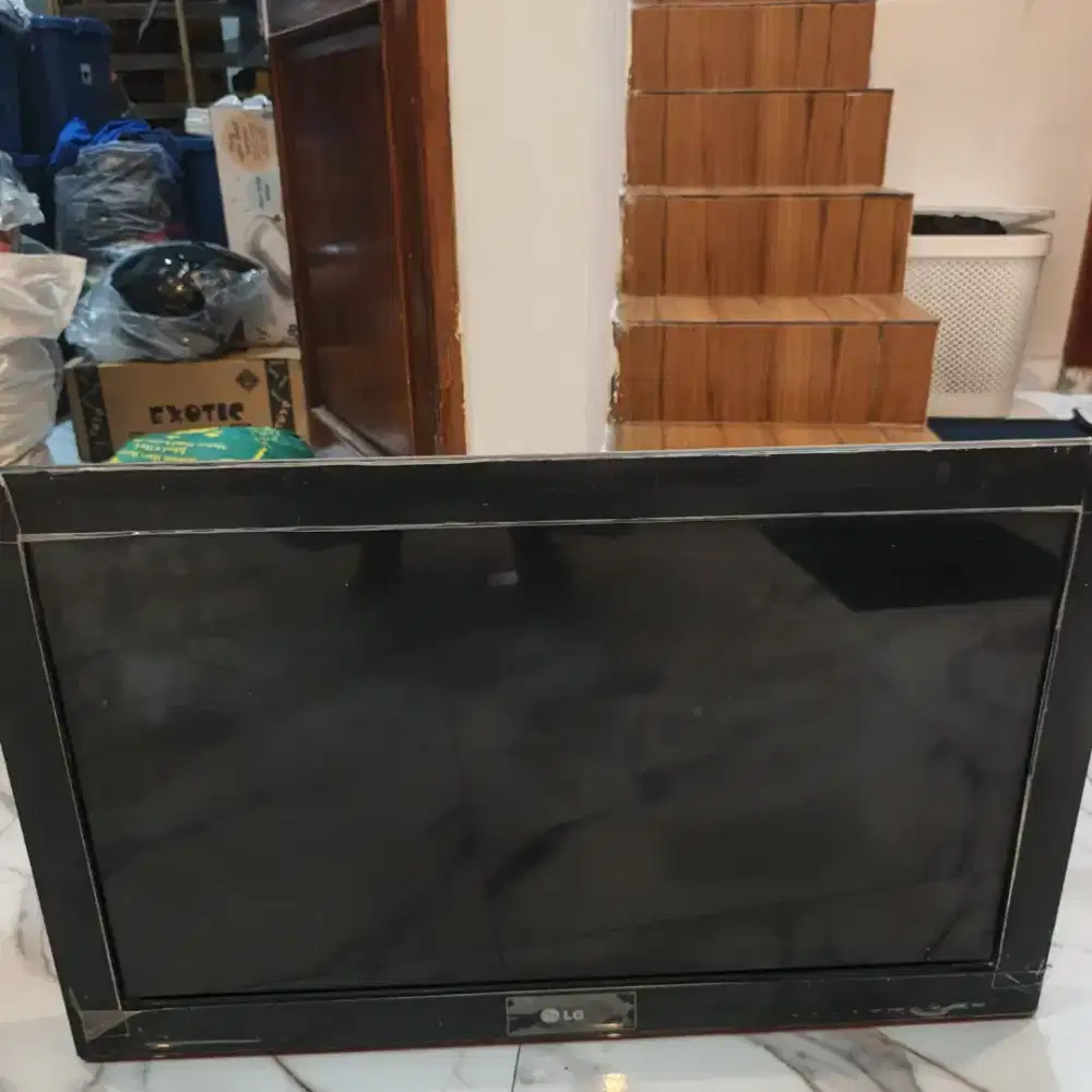 TV LG 32 Inch kondisi bagus mulus termsuk Braket nempel