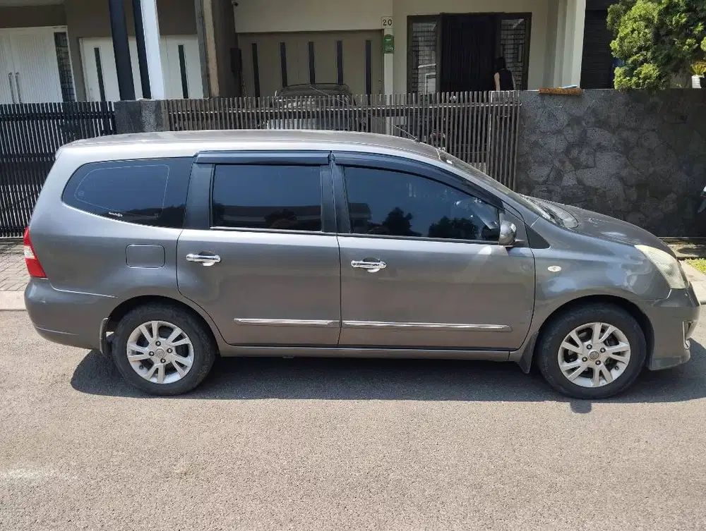 DI JUAL NISSAN GRAND LIVINA XV 1.5 TAHUN 2013