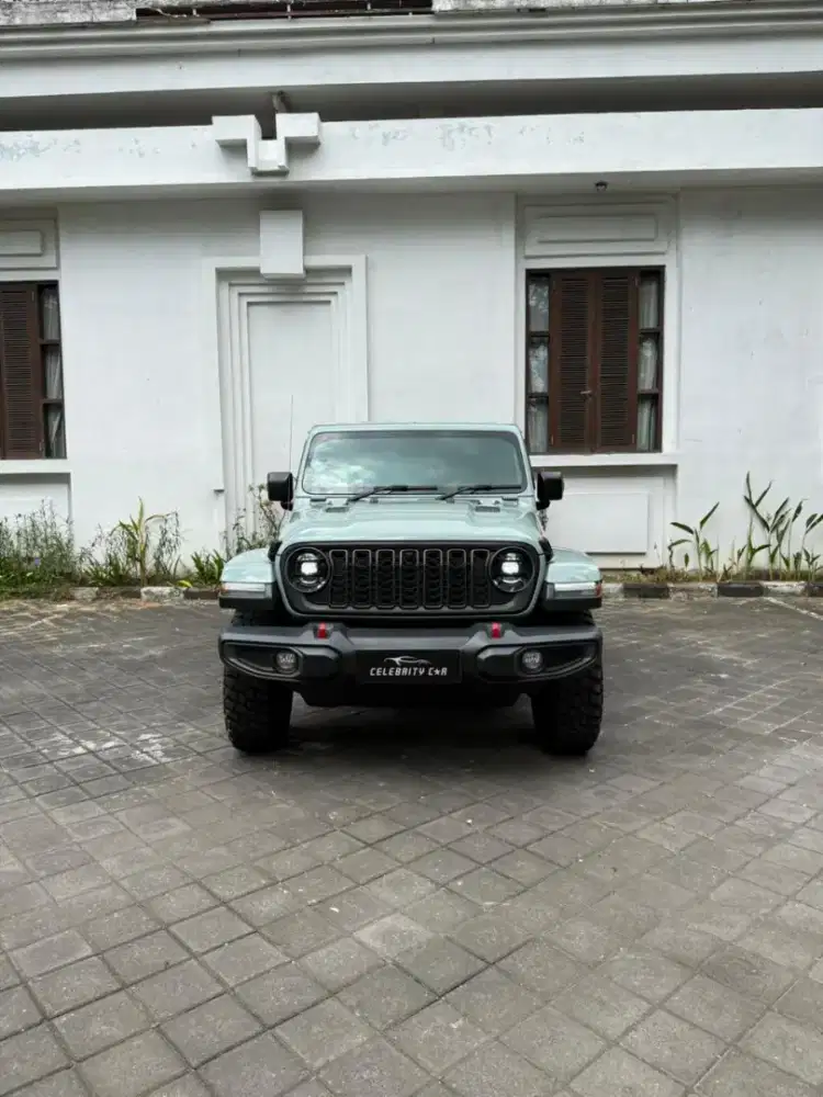 KM 34.000 an Jeep Wrangler Rubicon JL Earl Grey 4 Door 2023