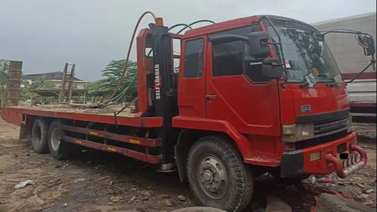 Dijual Self Loader Truck Mitsubishi 220PS Tahun 2005