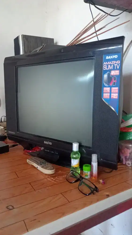 Tv slim merk sanyo 21