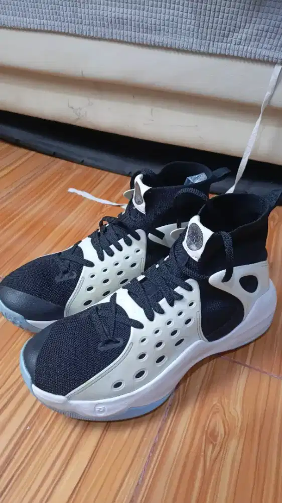 Li-Ning Sonic 6 Elite.