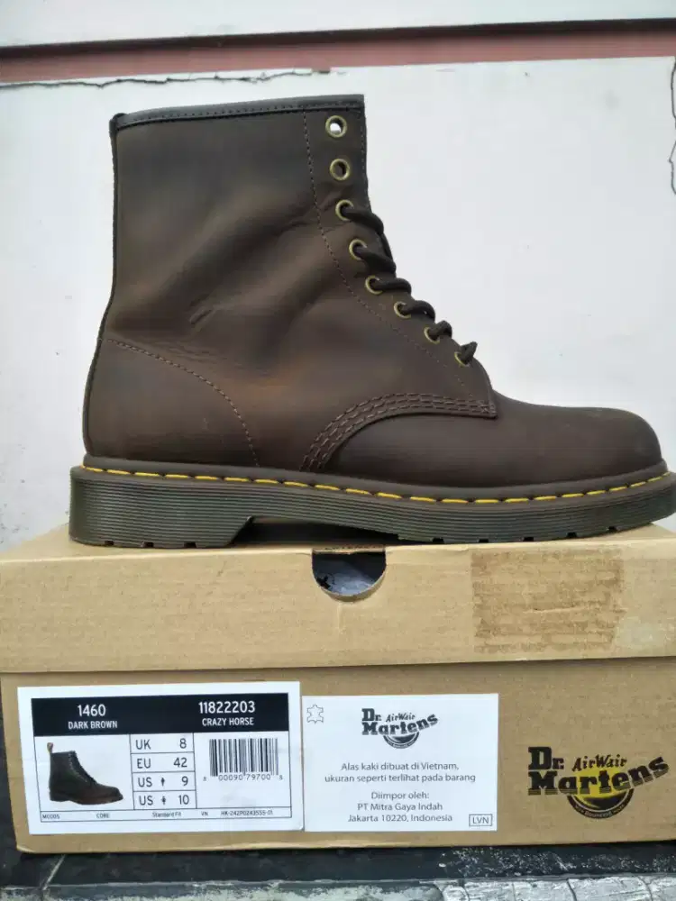 Sepatu Dr Martens 1460 8 hole crazy horse dark brown.
Ukuran 42.